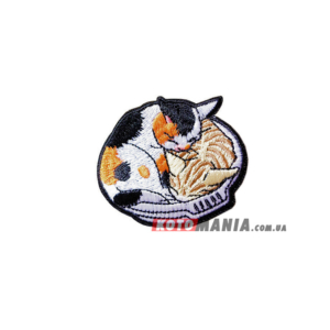 Значок с вышивкой "Коты на лежанке"